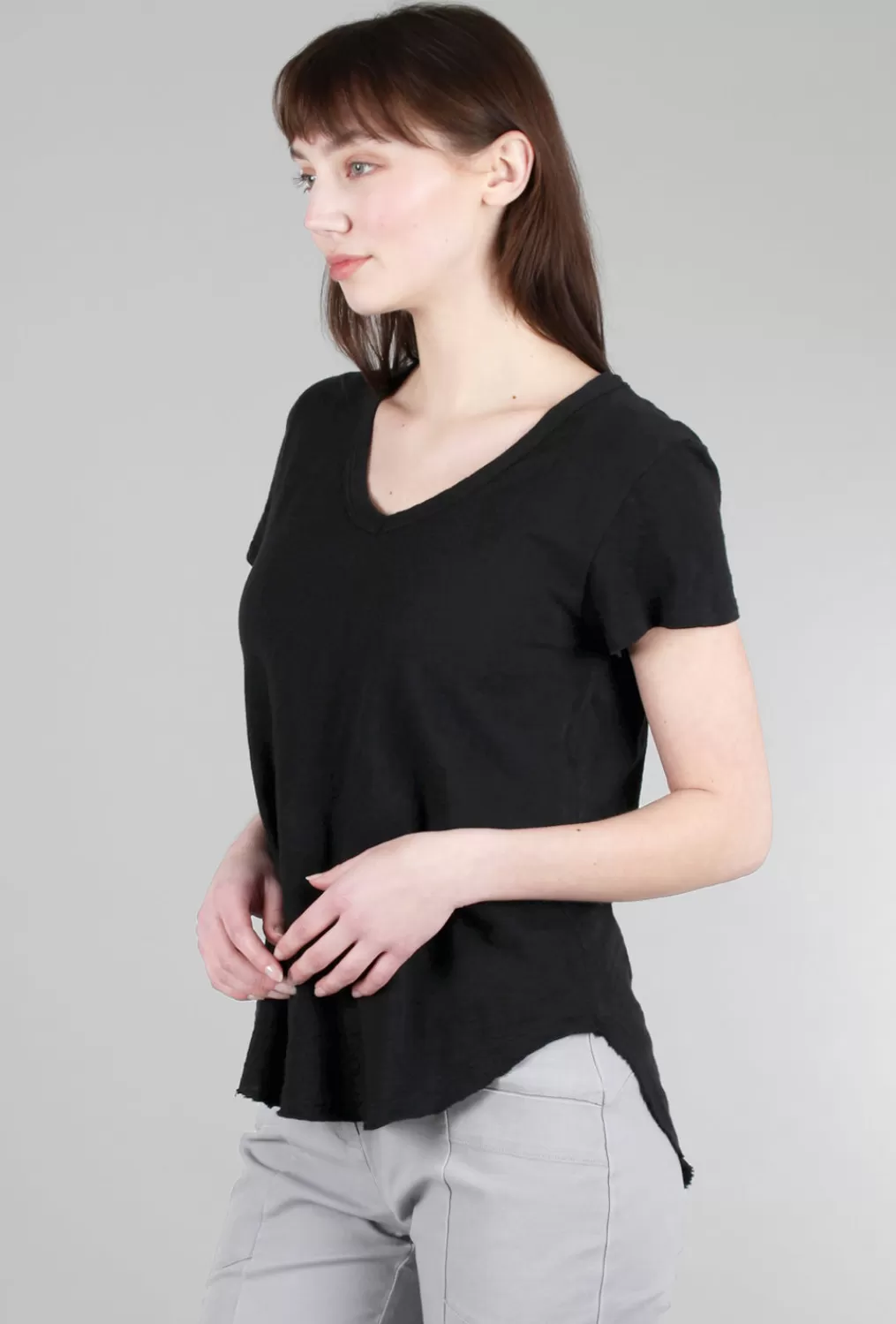 Store Evie Lou Curved Hem Vee Tee, Black