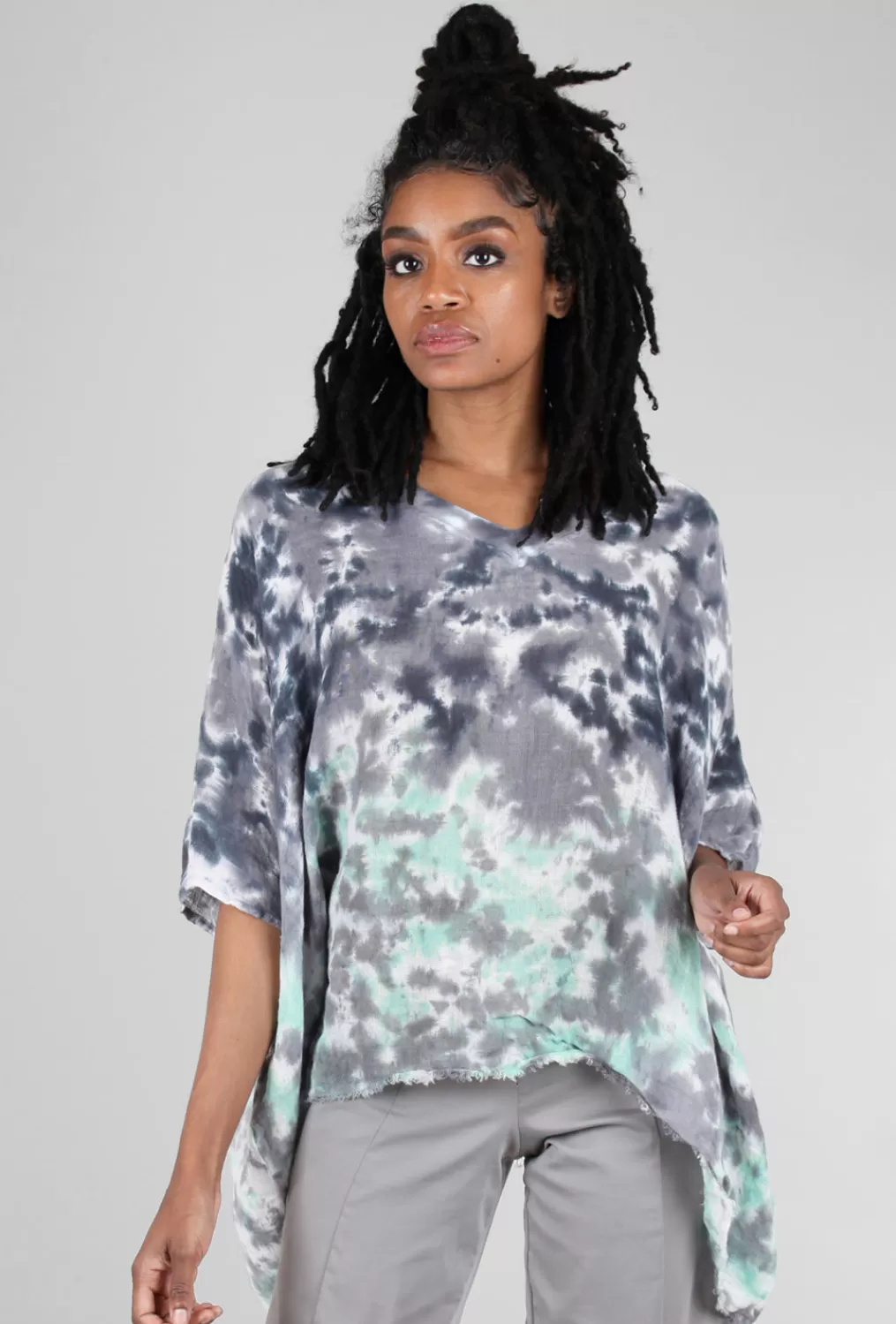 Flash Sale Evie Lou Linen Smoosh Dye Vee Top, Gray/Mint