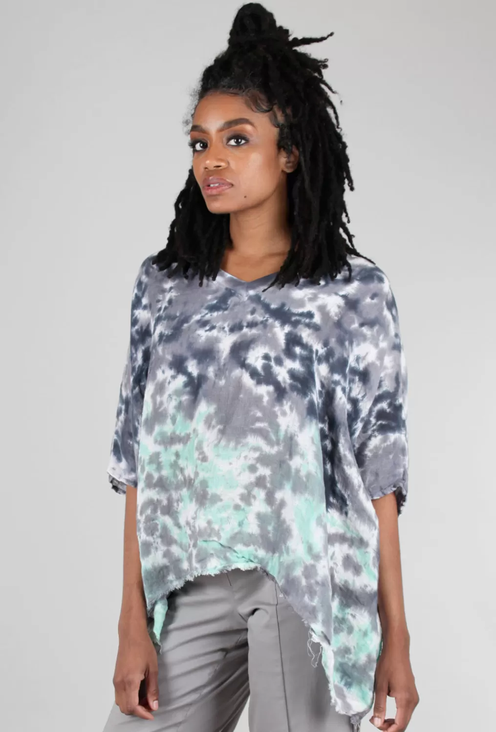 Flash Sale Evie Lou Linen Smoosh Dye Vee Top, Gray/Mint