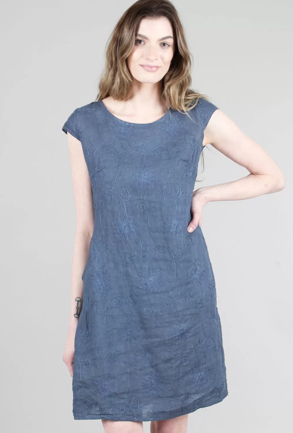 Hot Evie Lou S/S Embroidered Linen Dress, Indigo