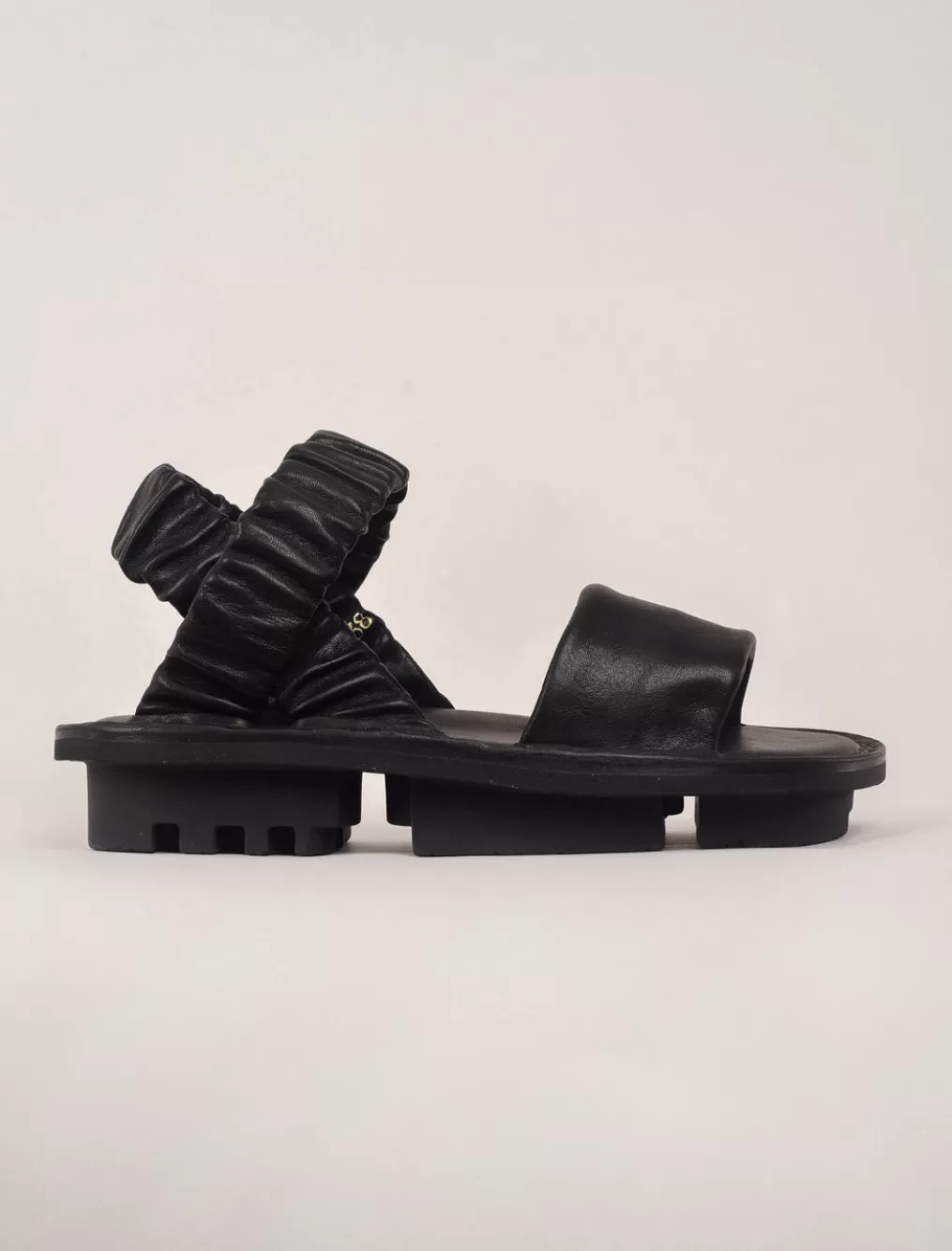 Discount Evie Lou Synchron Closed Sandal, Black Sat